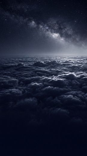 Ciel étoilé au-dessus des nuages, fond d'Asteria